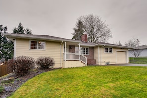Exterior - Spacious Lakewood Home - 10 Mi to Downtown Tacoma! (Lakewood)