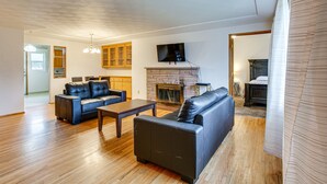 Living area - Spacious Lakewood Home - 10 Mi to Downtown Tacoma! (Lakewood)