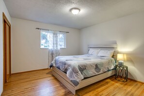 4 bedrooms, desk, laptop workspace, bed sheets - Spacious Lakewood Home - 10 Mi to Downtown Tacoma! (Lakewood)