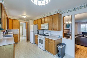 House (4 Bedrooms) | Private kitchen | Microwave, oven, stovetop, dishwasher - Spacious Lakewood Home - 10 Mi to Downtown Tacoma! (Lakewood)