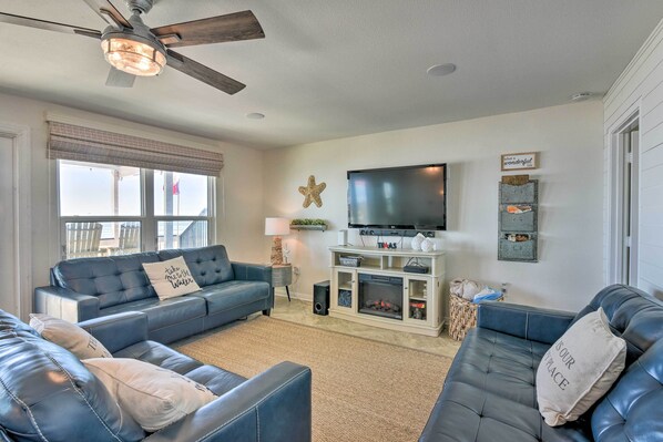 House (3 Bedrooms) | Interior - Deck & Gulf Access: Surfside Beach Home! (Freeport)