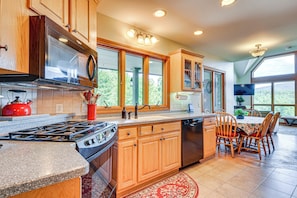 House (4 Bedrooms) | Interior - Hilltop Home w/ Panoramic Forest & Mountain Views! (Dahlonega)