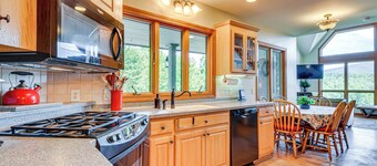 Hilltop Home w/ Panoramic Forest & Mountain Views!