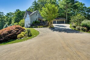 House (4 Bedrooms) | Interior - Hilltop Home w/ Panoramic Forest & Mountain Views! (Dahlonega)