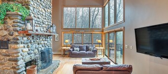 Secluded Adirondack Cabin ~ 5 Mi to Sacandaga Lake