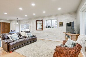 House (2 Bedrooms) | Interior - Quiet Shepherd Home: Near CMU Campus! (Shepherd)