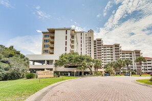 Interior - Beachfront Vacation Rental w/ Hot Tub, Pool, Sauna (Miramar Beach)