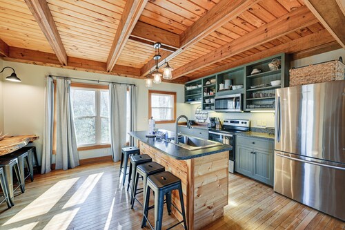 Bryson City Cabin: Deck & Mountain-view Hot Tub