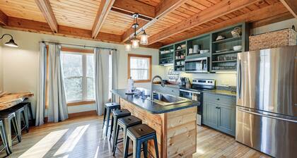 Bryson City Cabin: Deck & Mountain-view Hot Tub