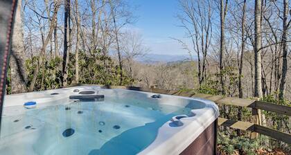 Bryson City Cabin: Deck & Mountain-view Hot Tub