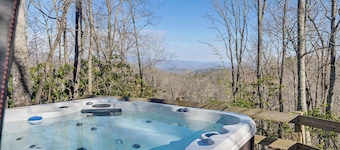 Bryson City Cabin: Deck & Mountain-view Hot Tub