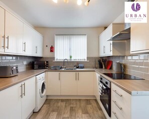 Private kitchen - Last minute weekend stay 25% Off | 4 Bed Home (Liverpool)