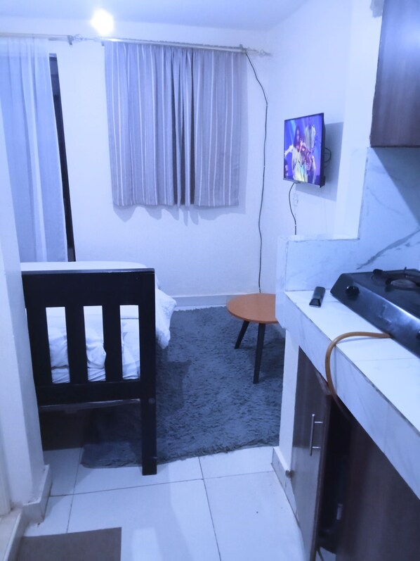1 bedroom, WiFi - Quiet,secure apartment .Close to social amenities.Next to the main roads. (Rungiri)