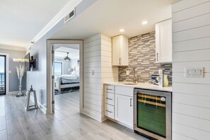 3 bedrooms - DAILY ACTIVITIES AND LINENS INCLUDED*!  THE PLAZA - Gorgeous 3BR end unit has been totally renovated! (Ocean City)