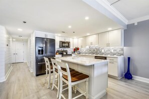 Mikrobølgeovn, oppvaskmaskin, kaffetrakter/tekoker og brødrister