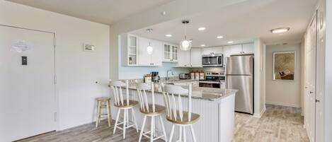 Mikrowelle, GeschirrspĂŒler, Wasserkocher mit Kaffee-/Teezubehör, Toaster