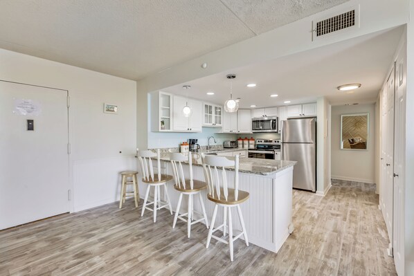 Microwave, dishwasher, coffee/tea maker, toaster - DAILY ACTIVITIES & LINENS INCLUDED*! Mini-Week Flex turn day check in & check out any day. Based on Availability ( 3 night min.) (Ocean City)