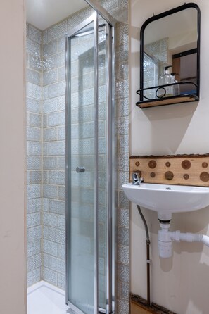 House | Bathroom | Shower, hair dryer, towels