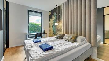 Deluxe Apartment, 1 Bedroom, Non Smoking | 1 bilik tidur, langsir/tirai gelap terus, seterika/papan seterika