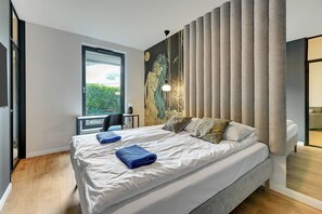 1 habitación, cortinas blackout y tabla de planchar con plancha 