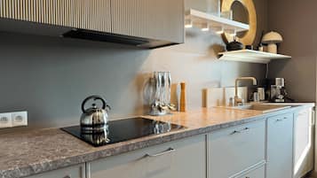 Departamento de diseñador, 1 habitación, para no fumadores, balcón | Cocina privada | Refrigerador con congelador, horno, parrilla de estufa y lavavajillas