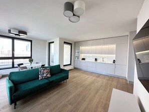 Leilighet – comfort, 1 soverom, balkong, byutsikt | 1 soverom, blendingsgardiner, strykejern/-brett og wi-fi (inkludert)