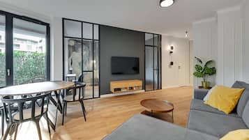 1 habitación, cortinas blackout y tabla de planchar con plancha