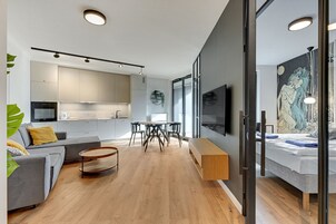 1 habitación, cortinas blackout y tabla de planchar con plancha