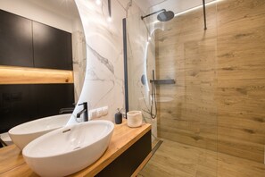 Appartamento Deluxe | Bagno | Doccia, soffione a pioggia, asciugacapelli, asciugamani