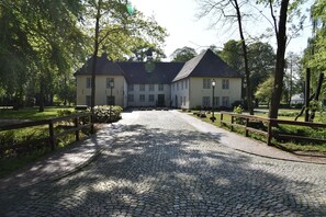 Property grounds - Gemütliche Ferienwohnung Direkt an Einem Badesee um dem Alltag zu Entfliehen (Zetel)