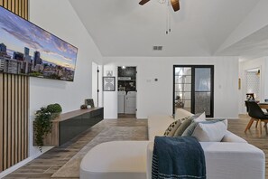 Een smart-tv en boeken