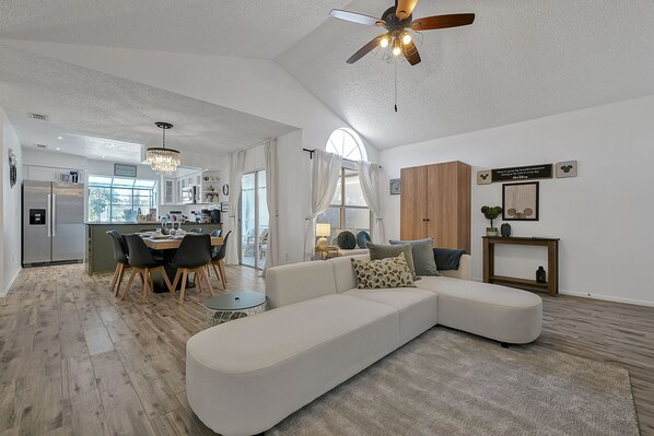 Een smart-tv en boeken