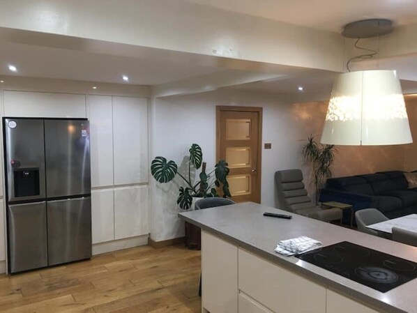 Interior - Spacious 5-Bedroom Home – Perfect for Family Getaways and Group Stay (Fareham)