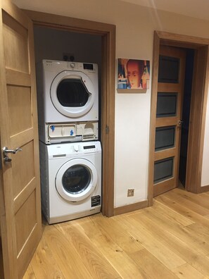 Interior - Spacious 5-Bedroom Home – Perfect for Family Getaways and Group Stay (Fareham)