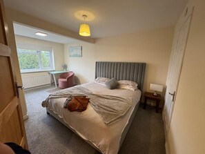 5 bedrooms, desk, iron/ironing board, travel cot