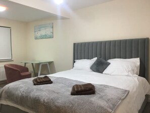 5 Schlafzimmer, Schreibtisch, Bügeleisen/Bügelbrett, Reisekinderbett
