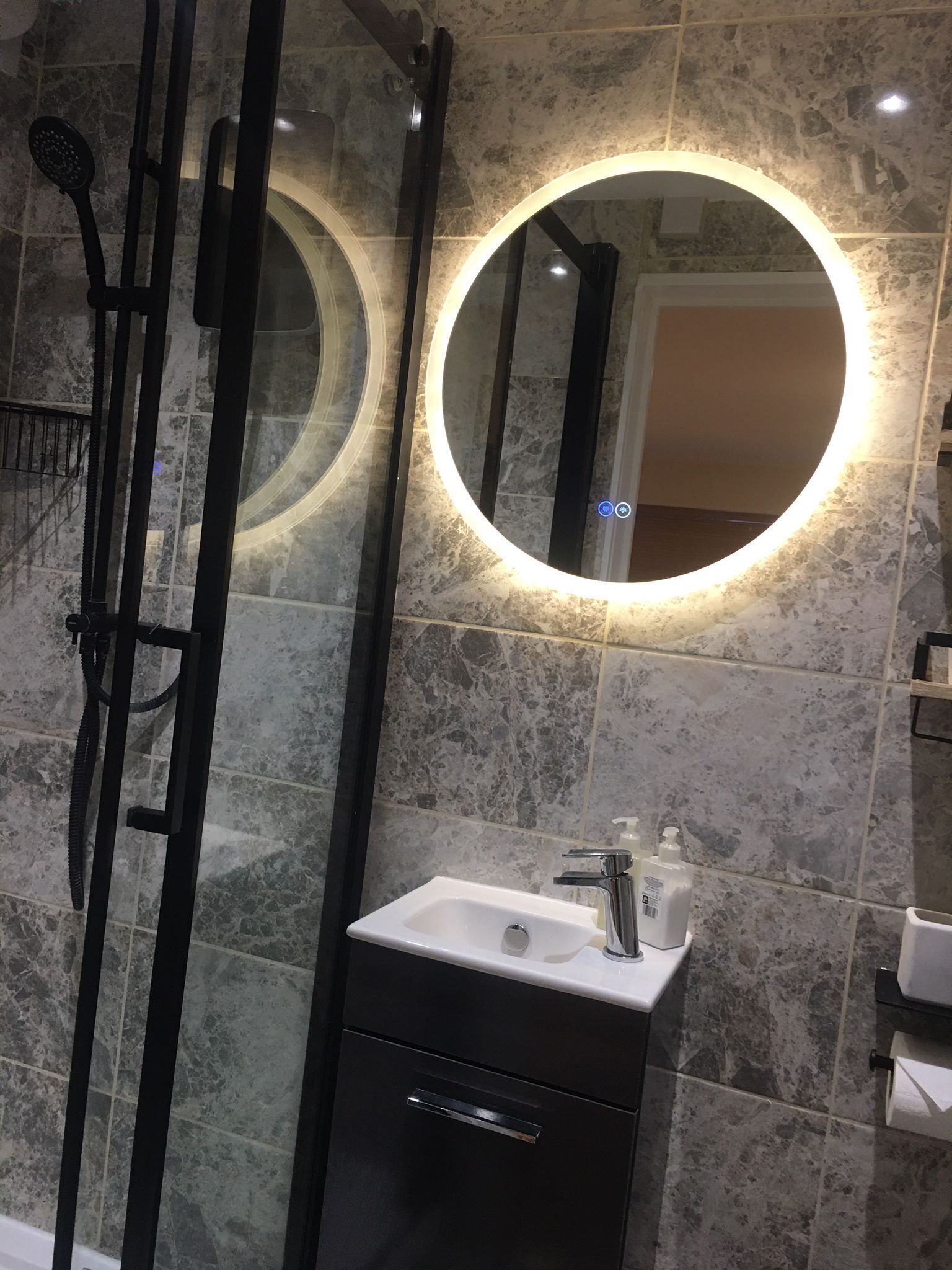 Een douche, een haardroger, handdoeken, zeep
