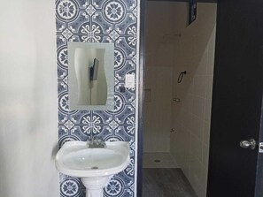 Habitación Elite doble, 1 cama de matrimonio grande, no fumadores, baño privado | Baño | Ducha y cabezal de ducha tipo lluvia