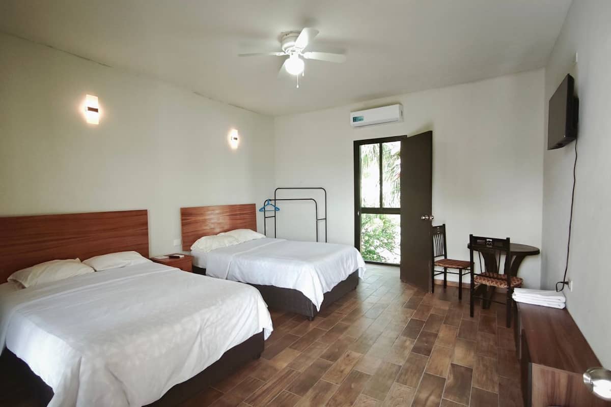 Chambre Double Supérieure, 2 lits doubles, non-fumeur, salle de bains attenante