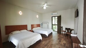 Doppia Superior, 2 letti matrimoniali, non fumatori, bagno in camera | Con stile personalizzato, con arredamento individuale, una scrivania