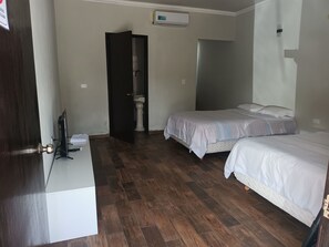 Individually decorated, individually furnished, desk, laptop workspace - Hotel and Hostel 230 (Valladolid)