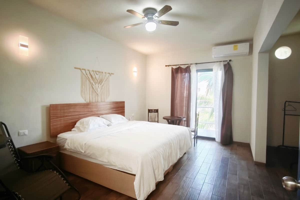 Chambre Familiale, 1 très grand lit, non-fumeur, salle de bains privée