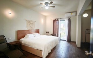 Decoración personalizada, muebles diferentes y escritorio 