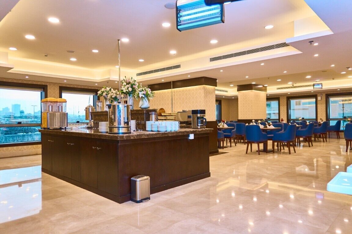 Se ofrece un desayuno continental (30 SAR por persona)