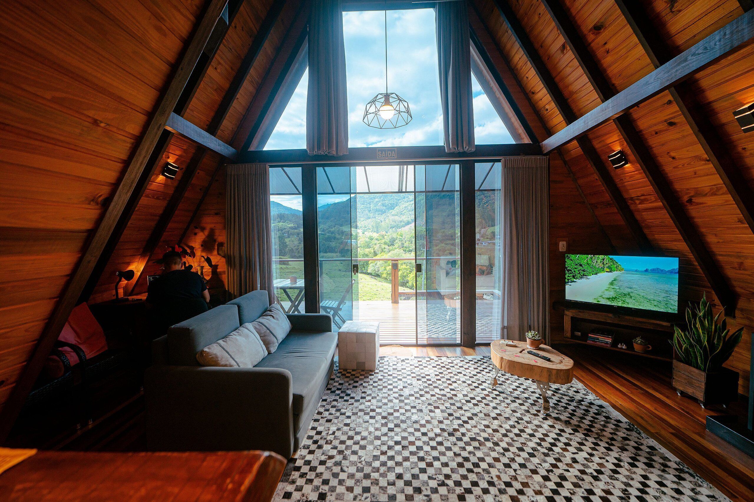 基础小屋 | 起居区 | 50-英寸智能电视（配备数码频道）、壁炉、Netflix