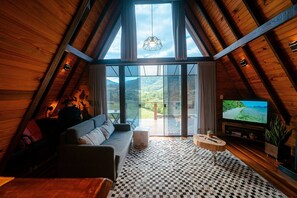 Basic Cabin | Living area | 50-inch Smart TV with digital channels, fireplace, Netflix - Cabana Mississipi - Serra Gaúcha (Picada Cafe)