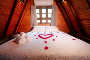Chalet rustique de base | 1 chambre, literie hypoallergénique, bureau, accès au Wi-Fi (inclus)