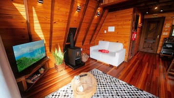 Cabaña básica | Área de sala de estar | Smart TV de 50 pulgadas con canales digitales, chimenea y Netflix