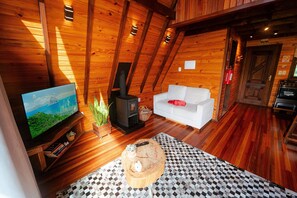 Cabaña básica | Área de sala de estar | Smart TV de 50 pulgadas con canales digitales, chimenea y Netflix 