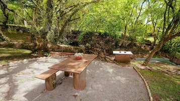 Basic Cabin | Outdoor dining